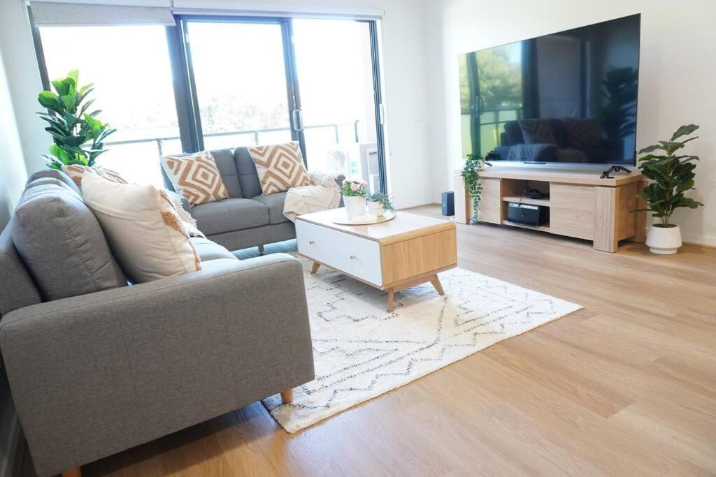 Viqi Two Bedroom Apartment Front Of Century Walk Including Premium Netflix & Prime Amazon With 75 Inch Tv Glen Waverley Exteriör bild