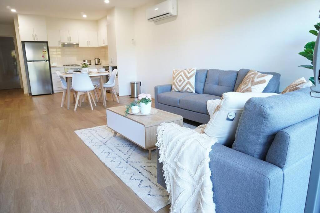 Viqi Two Bedroom Apartment Front Of Century Walk Including Premium Netflix & Prime Amazon With 75 Inch Tv Glen Waverley Exteriör bild